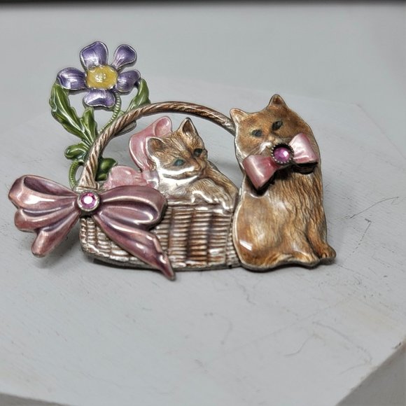 KC Jewelry - Adorable enameled kitten Cat in a Basket Pin Brooch Vintage
